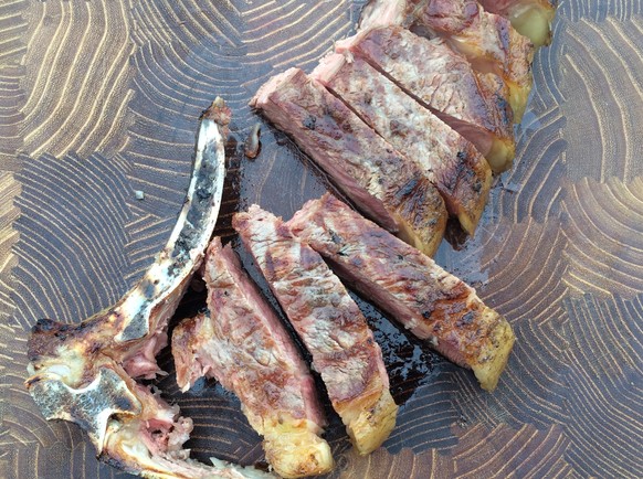 Mehr als eine Portion: Das fertige Steak wird in mundgerechte Stücke zerteilt.