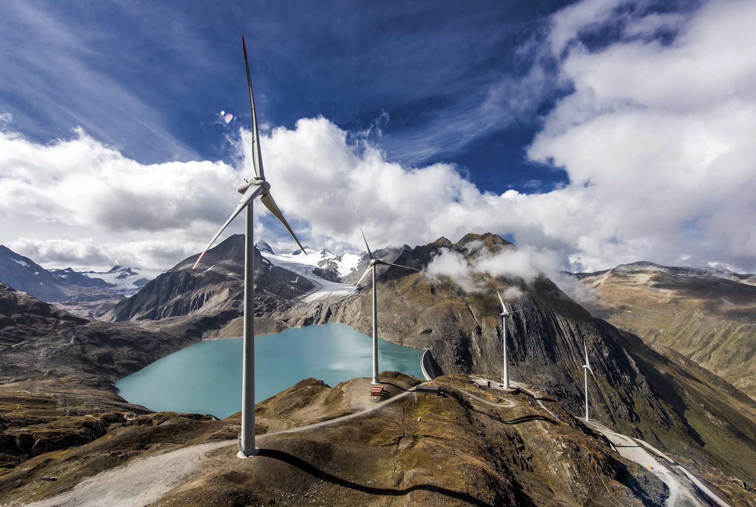epaselect epa05563682 A photograph made available on 30 September 2016 showing wind turbines at the site of the highest wind park in Europe at the Griessee, near the Nufenenpass in the Swiss south Alp ...