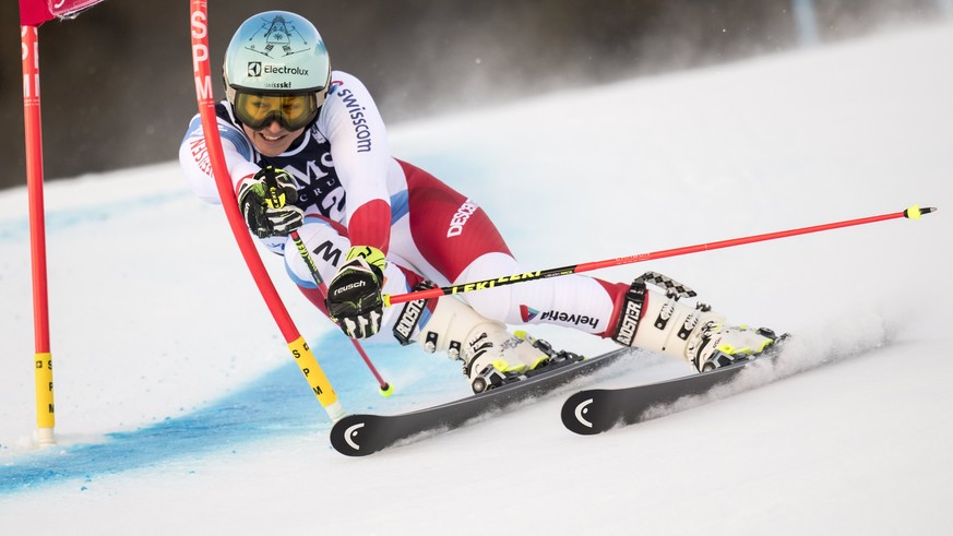epa06477586 Wendy Holdener of Switzerland in action during the first run of the women&#039;s Giant Slalom race at the FIS Alpine Skiing World Cup event in Lenzerheide, Switzerland, 27 January 2018. EP ...