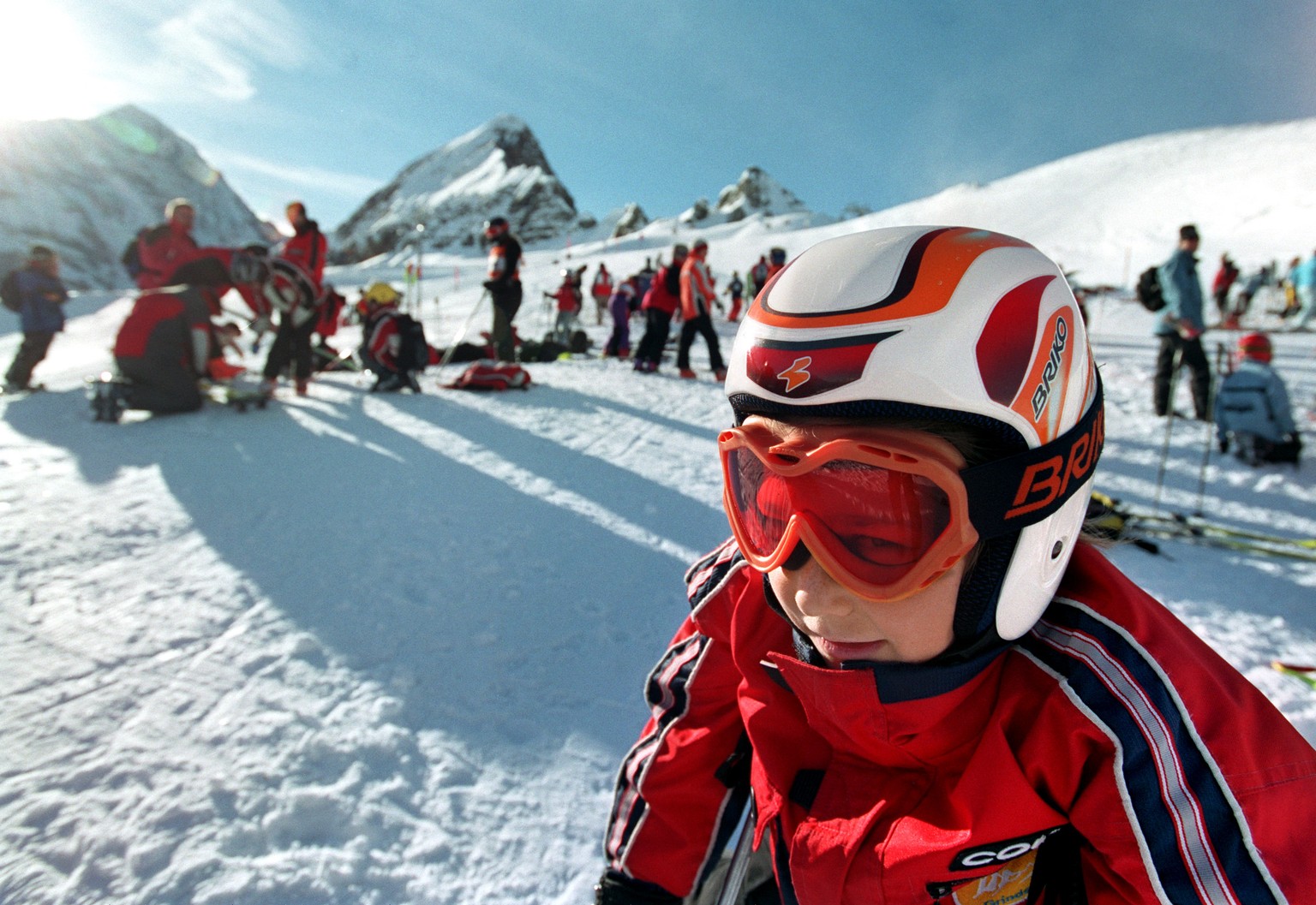 Eine Teilnehmerin des Grand Prix Migros wartet am 1. Februar 2004 in Grindelwald auf den Start des Riesenslaloms. Der Grand Prix Migros ist das erfolgreichste und einzigartige Skinachwuchsrennen in de ...