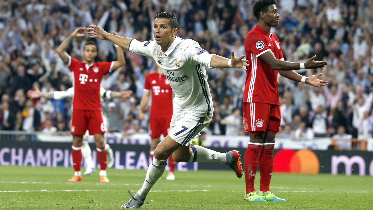 epa05914132 Real Madrid&#039;s Portuguese striker Cristiano Ronaldo (C) celebrates his second goal against Bayern Munich during the UEFA Champions League quarter final, second leg soccer match between ...