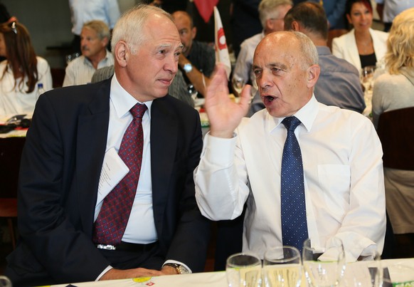 Bundesrat Ueli Mauer und Jacques de Watteville, von rechts, im Gespraech an der Delegiertenversammlung der SVP am Samstag, 20. August 2016, in Wettingen. (KEYSTONE/Siggi Bucher)