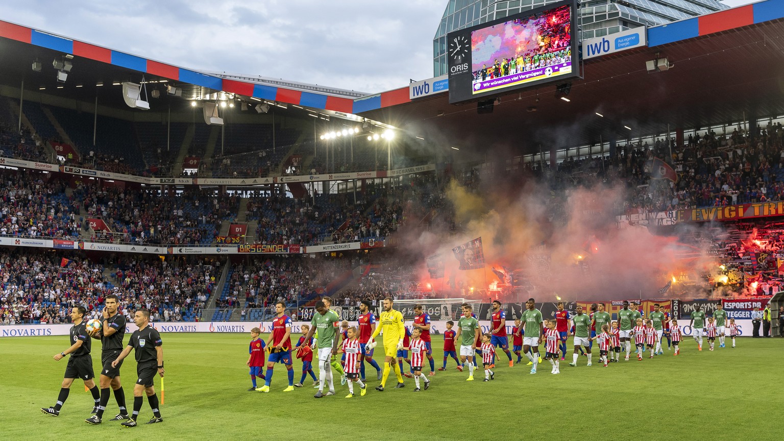 epa07748907 Players of FC Basel (red) and PSV Eindhoven (green) enter the pitch for the UEFA Champions League second qualifying round, second leg soccer match between FC Basel and PSV Eindhoven in the ...