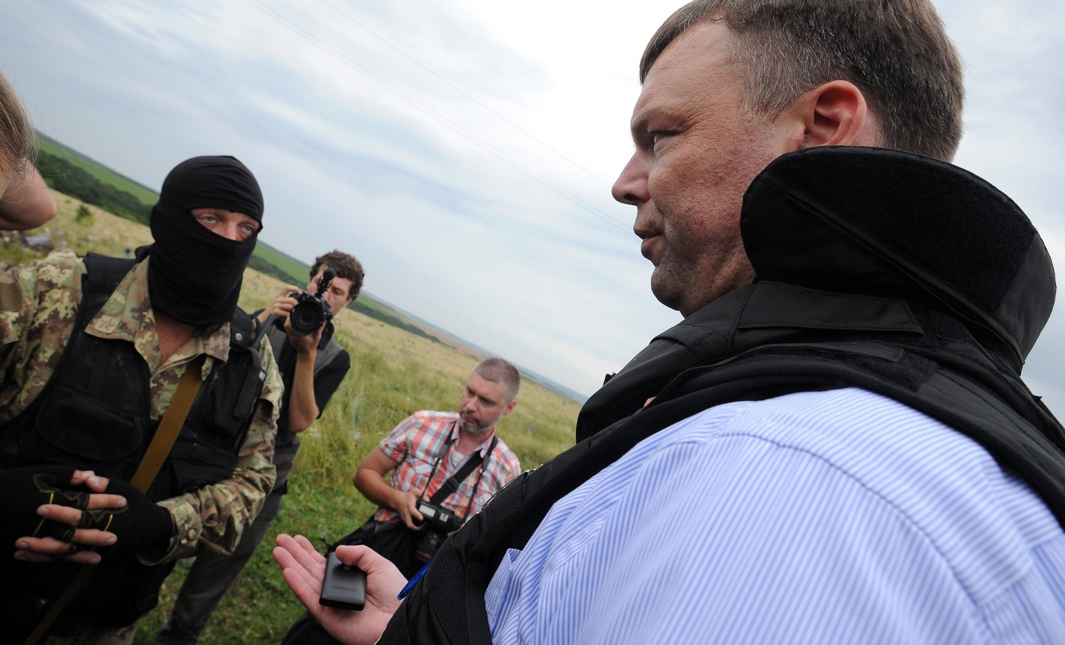 Alexander Hug (rechts) spricht mit einem prorussischen Separatisten bei der Absturzstelle.