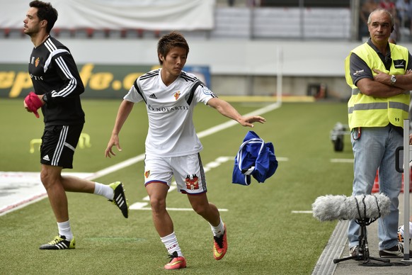 Der heissersehnte Moment: Yoichiro Kakitani schmeisst seine Trainingsjacke weg und gibt beim 3:2 gegen Thun sein Debüt für den FC Basel.&nbsp;