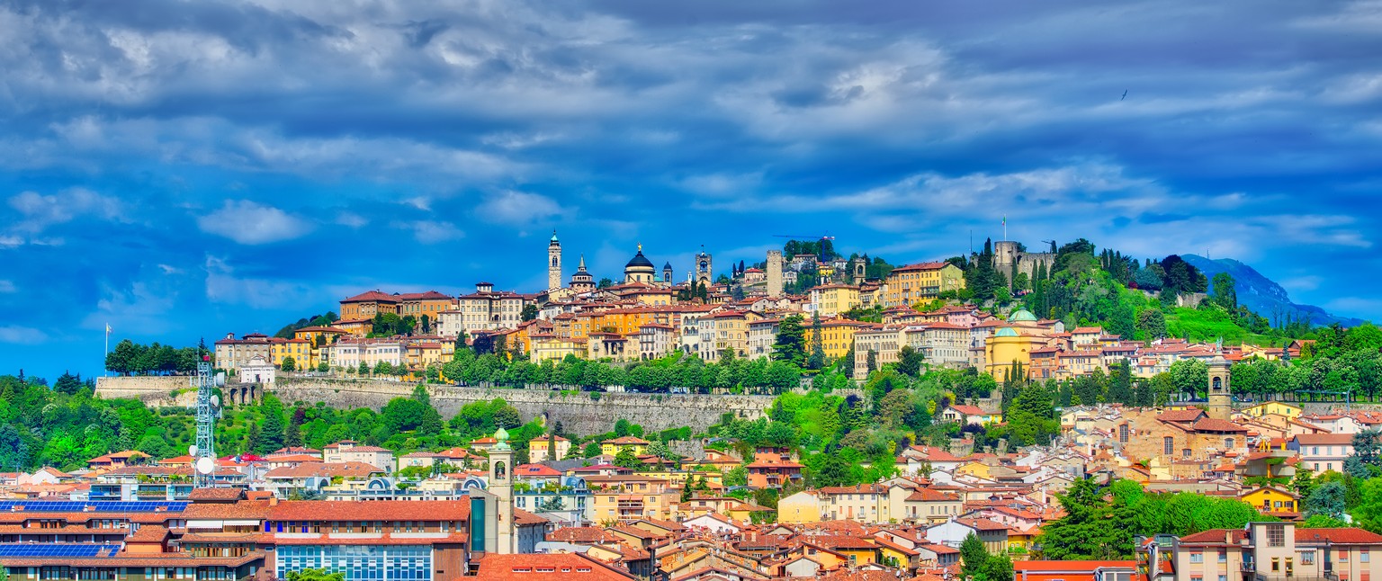 Die hochgelegene Altstadt von Bergamo, umgeben von der Stadtmauer.