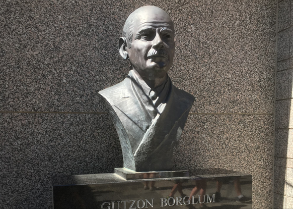 Der Schöpfer der riesigen Steinköpfe, John Gutzon Borglum, wacht als Büste über sein Kunstwerk.