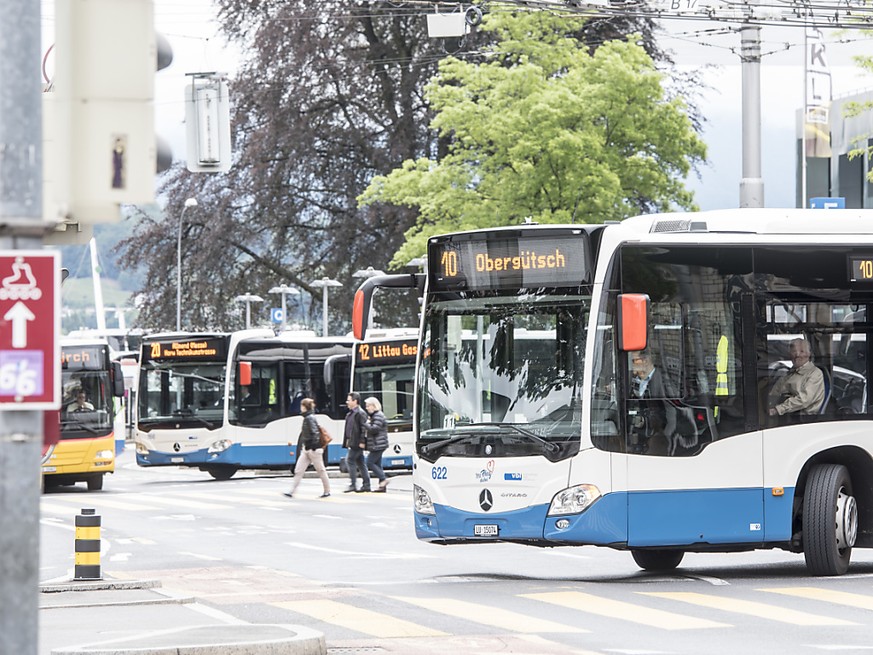 In Luzern ist ein Mann von einem Bus der Verkehrsbetriebe erfasst und tödlich verletzt worden. (Archivbild)