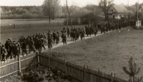 Heimliche Aufnahme eines Todesmarsches von Häftlingen aus Dachau.
