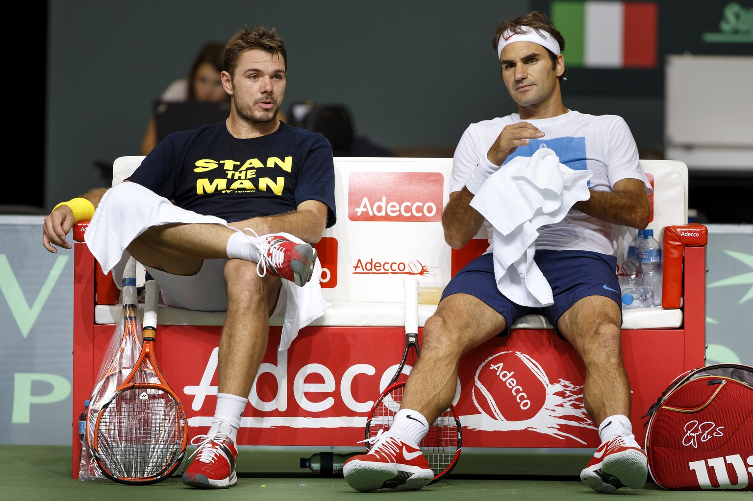 Stan Wawrinka und Roger Federer gönnen sich im Training eine Pause.