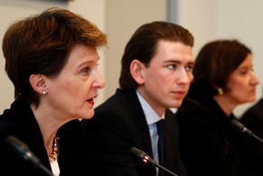 Simonetta Sommaruga spricht neben dem österreichischen Aussenminister Sebastian Kurz und der Innenministerin Johanna Mikl-Leitner an der Menschenhandelskonferenz der OSZE.&nbsp;