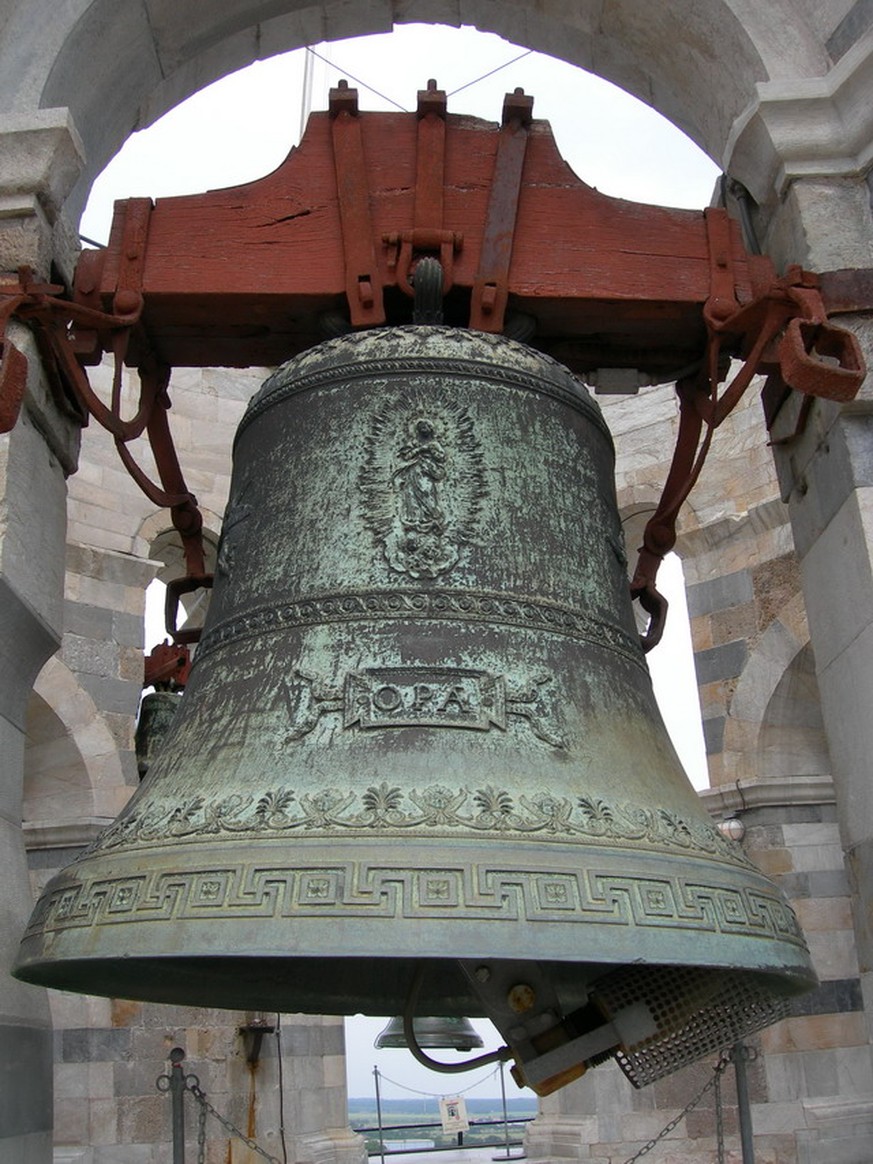 Diese Glocke im Schiefen Turm von Pisa wurde von der Fonderia Marinelli gegossen.
https://it.wikipedia.org/wiki/Pontificia_fonderia_di_campane_Marinelli#/media/File:Leaning_tower_bell_assunta.JPG