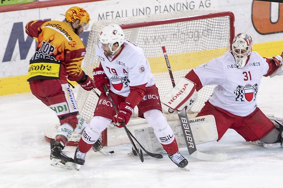 Tigers Topscorer, Chris DiDomenico, links, erzielt das 1:0 gegen Lausannes Joel Genazzi und Goalie Sandro Zurkirchen, rechts, waehrend dem sechsten Playoff Viertelfinalspiel der National League zwisch ...