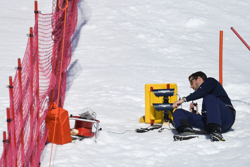 A man set&#039;s the timekeeping during the women&#039;s Downhill race of the FIS Alpine Ski World Cup season in Crans-Montana, Switzerland, Saturday, February 23, 2019. (KEYSTONE/Alessandro della Val ...