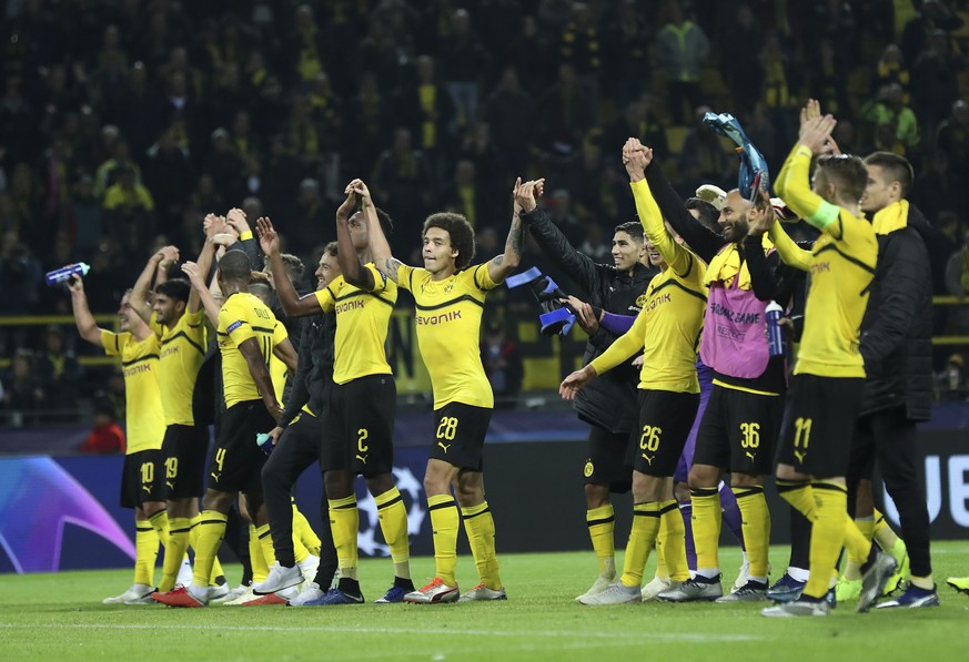 epa07117616 Dortmund players celebrate after winning the UEFA Champions League Group stage match between Borussia Dortmund and Atletico Madrid, in Dortmund, Germany, 24 October 2018. EPA/FRIEDEMANN VO ...