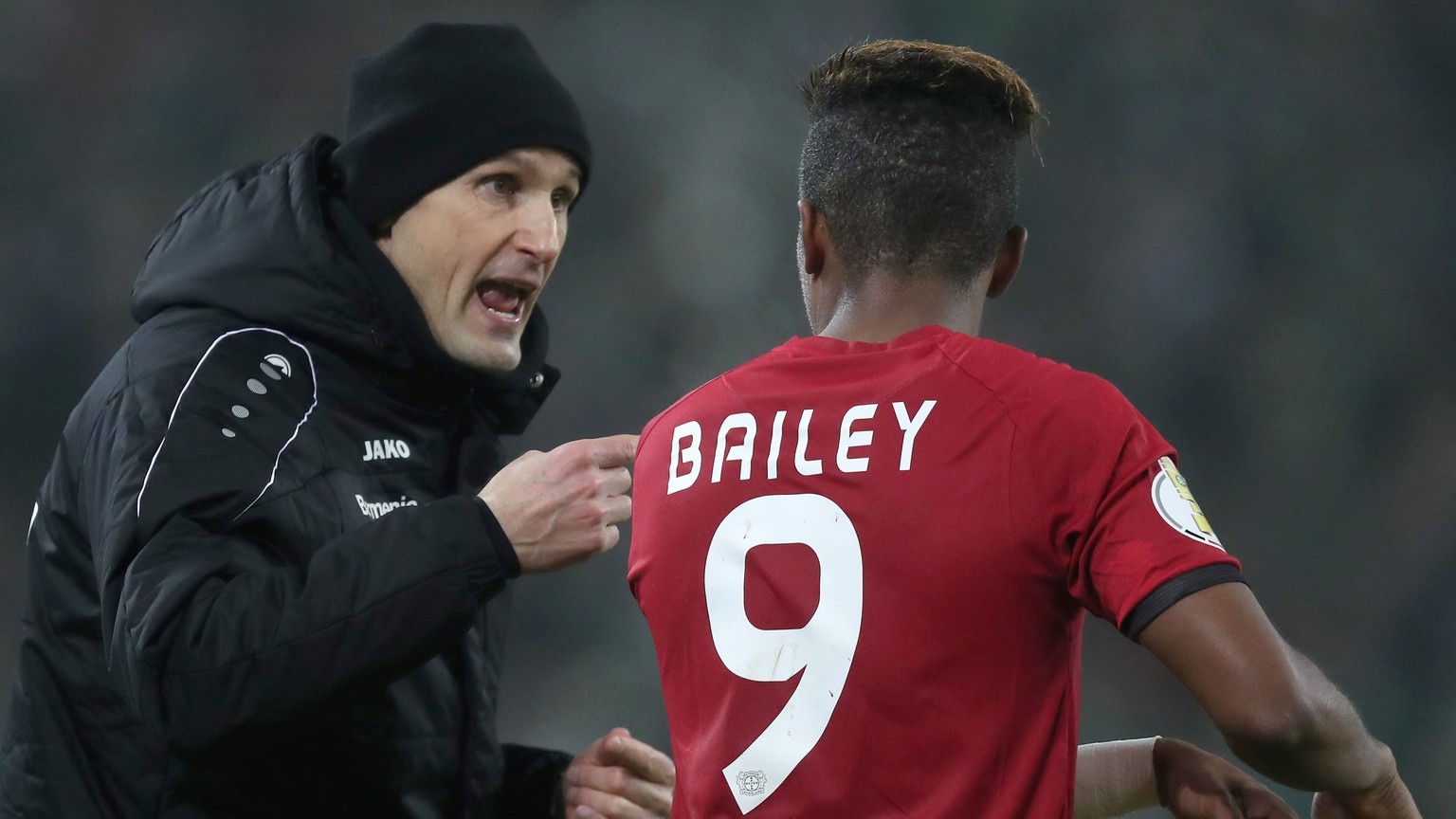 epa06400396 Leverkusen&#039;s head coach Heiko Herrlich gives advise to Leverkusen&#039;s Leon Bailey during the German DFB Cup round of 16 soccer match between Borussia Moenchengladbach and Bayer Lev ...