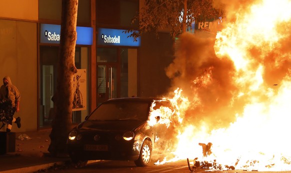 epa07926212 A car is consumed by flames during riots against the Spanish Supreme Court&#039;s ruling of multiple jail terms for pro-independence leaders, in Barcelona, northeastern Spain, 16 October 2 ...