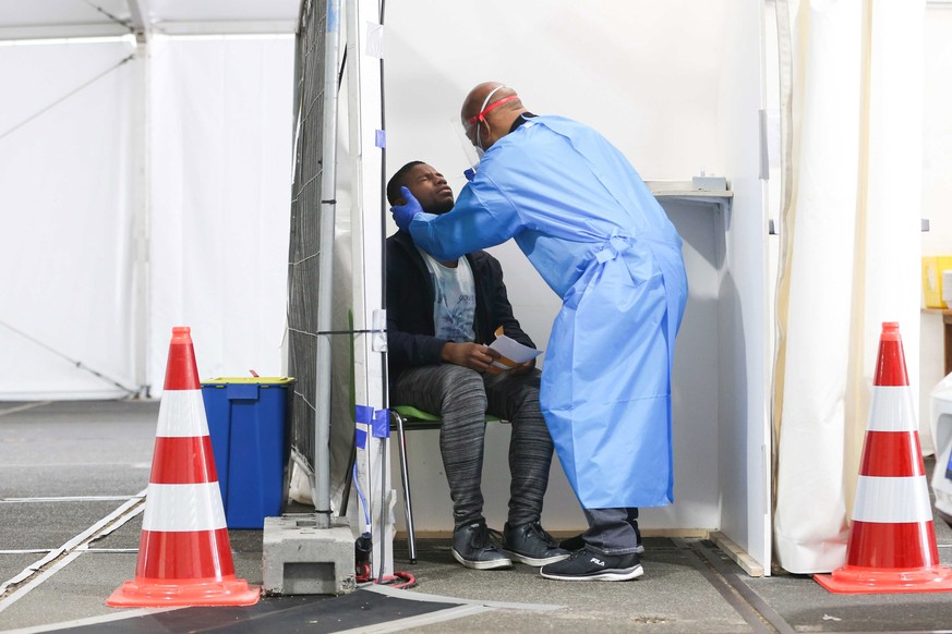 epa08676223 An employee of the Public health department GGD Rotterdam-Rijnmond takes a coronavirus test in Rotterdam, The Netherlands, 17 September 2020. Due to the increase in the number of infection ...