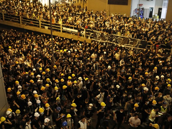 Die Polizei in Hongkong hat am Samstag die Proteste vor ihrem Hauptquartier angeprangert.