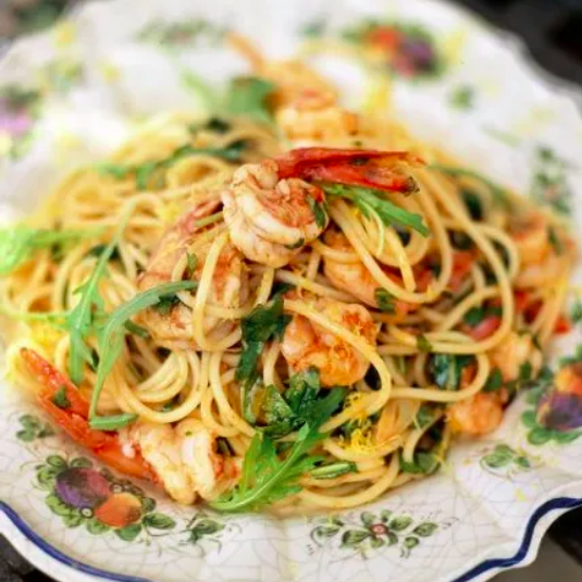Spaghetti con gamberetti e rucola palermo essen food pasta italien sizilien jamie oliver https://www.jamieoliver.com/de/recipes/pasta-recipes/spaghetti-with-prawns-and-rocket-spaghetti-con-gamberetti- ...