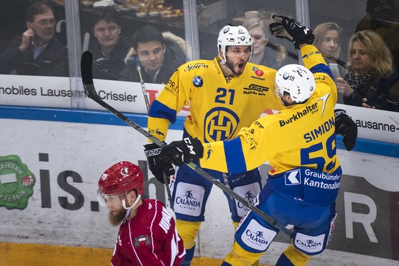 Joie de l&#039;attaquant davosiens Mauro Joerg, centre, apres le 0:1 avec son coequipier l&#039;attaquant davosiens Dario Simion, droite, a cote de la deception du defenseur lausannois Jonas Junland,  ...