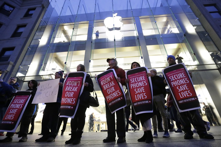 «Knackt nicht unsere Handys»: Vor Apple Stores kam es am Dienstag zu Protesten gegen das FBI.