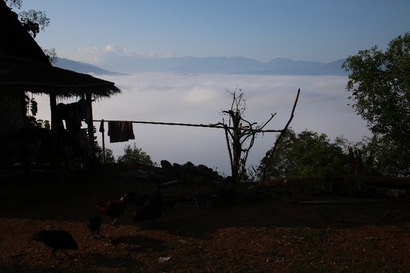 Im hügeligen Norden von Laos: Die Laoten, die diese Aussicht geniessen können, leben in einfachsten Verhältnissen. Die meisten in Holzhütten.