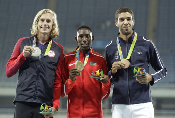 Gold medal winner Kenya&#039;s Conseslus Kipruto, center, silver medal winner United States&#039; Evan Jager, left, and bronze medal winner France&#039;s Mahiedine Mekhissi after the award ceremony fo ...