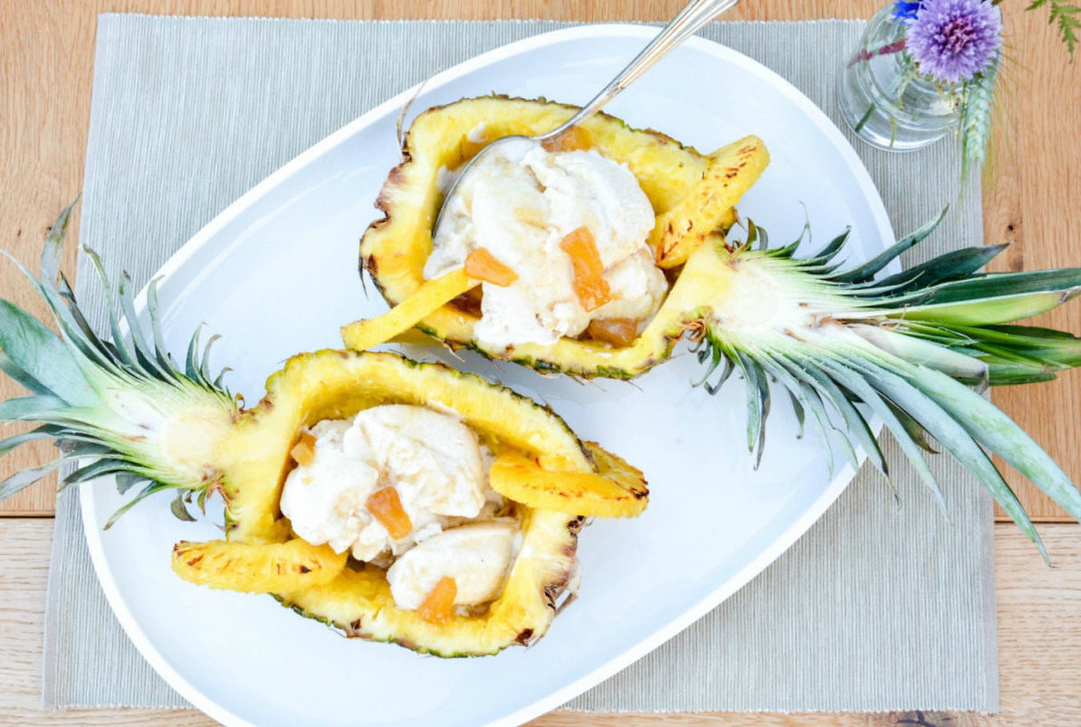 gegrillte ananas mit kokoseis glace frucht essen food nachspeise dessert https://foodistas.de/wp-content/uploads/2015/06/Gegrillte-Ananas-mit-Kokoseis-Header-e1434443504568-800x1190.jpg