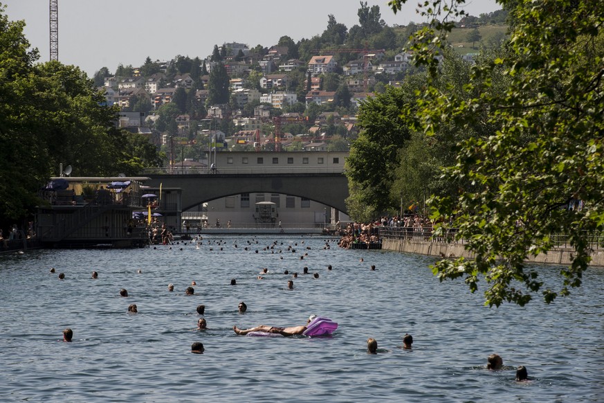 Menschen schwimmen in der Limmat, aufgenommen am Pfingst-Montag, 9. Juni 2014 am Letten in Zuerich. Das hochsommerliche Wetter am Pfingstwochenende hat den Schweizer Freibaedern einen Besucheransturm  ...