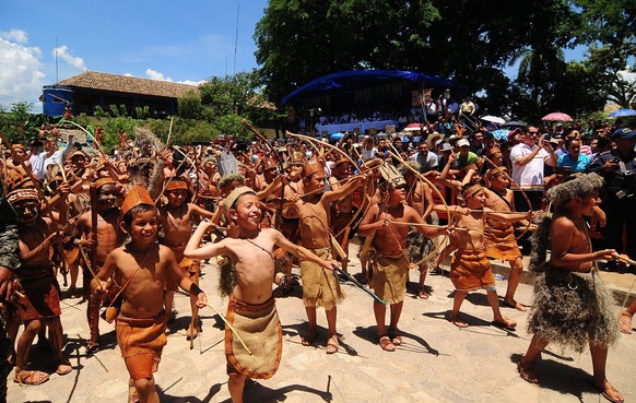 Lenca-Indianer in Honduras feiern ihren Häuptling.