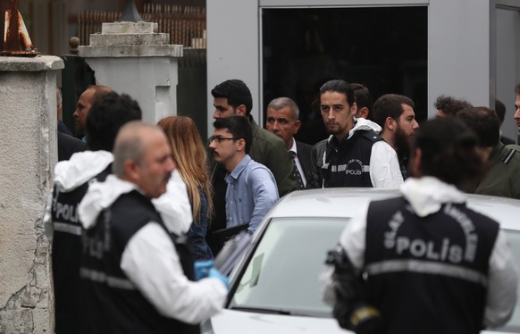 epa07100046 Turkish forensic police officers arrive the residence of the Saudi consul for investigation in Istanbul, Turkey, 17 October 2018. According to local media reports, Saudi consul Mohammad al ...