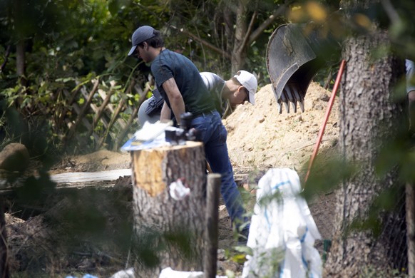 epa08570801 Police officers dig and search a garden plot in Hannover, northern Germany, 28 July 2020. Police are working on the site in relation to the investigation of the Madeleine ?Maddie? McCann c ...