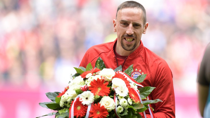 Vor dem Spiel gibt's Blumen für 200 Bundesliga-Einsätze, danach sorgt Franck Ribéry für ein Highlight.