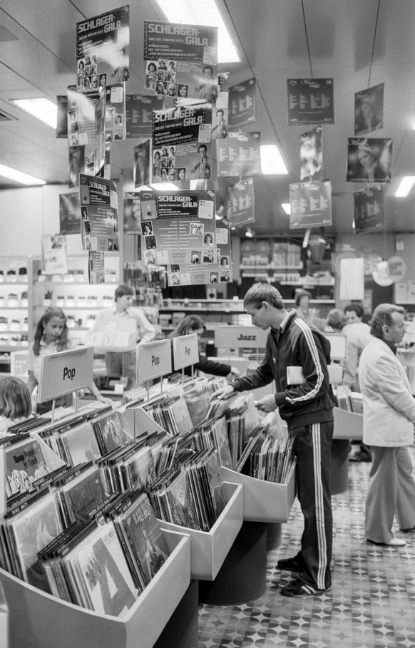 Eine Schallplattenabteilung im Glatt Einkaufszentrum in Wallisellen, Zuerich, aufgenommen im Juni 1981. (KEYSTONE/Str)
