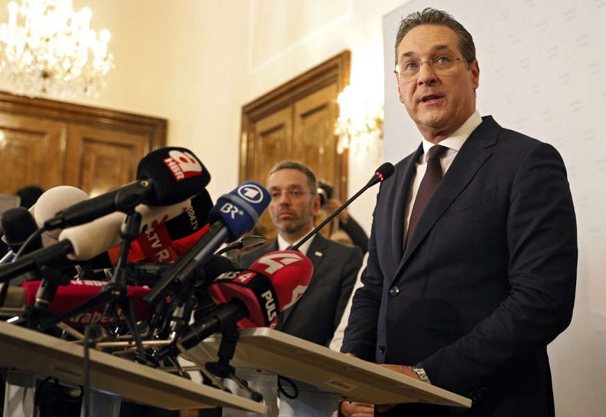 epa07580315 Austria&#039;s Vice-Chancellor Heinz Christian Strache (R) of the Austrian Freedom Party (FPOe) gives a statement to journalists as Interior Minister Herbert Kickl (C) listens in the Minis ...