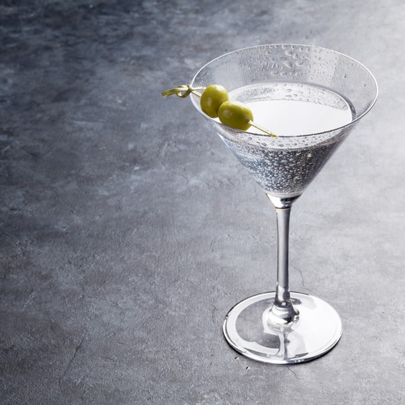 vodka martini gin wermut vermouth dry martini cocktail trinken drinks alkohol apero oliven