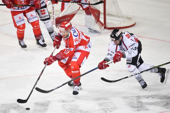 epa08091317 Trinec&#039;s Jan Zahradnicek (L) versus Canada&#039;s Chris Didomenico, during the game between HC Ocelari Trinec and Team Canada, at the 93th Spengler Cup ice hockey tournament in Davos, ...