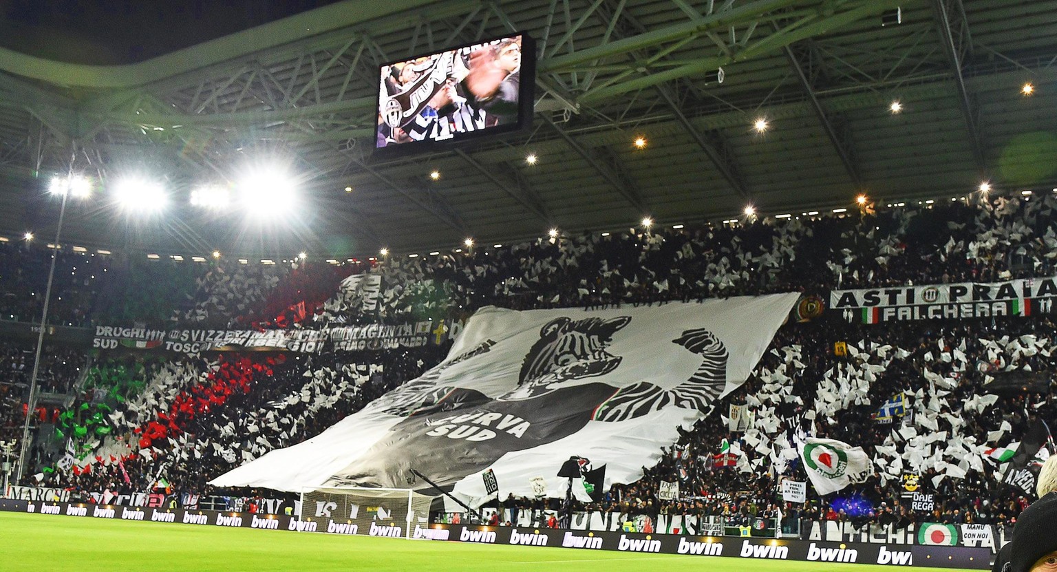 epa05036405 Juventus fans perform a choreography before the Italian Serie A soccer match between Juventus FC and AC Milan at Juventus Stadium in Turin, Italy, 21 November 2015. EPA/ANDREA DI MARCO