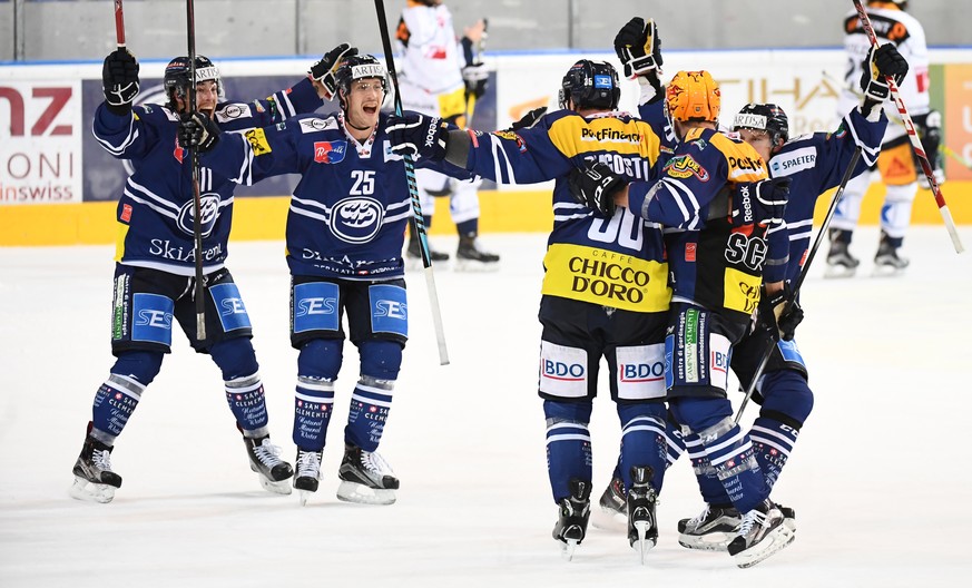 Ambri&#039;s player Matt D&#039;Agostini celebrates with teammates the 3-2 goal during the preliminary round game of National League A (NLA) Swiss Championship 2016/17 between HC Ambri Piotta and EV Z ...