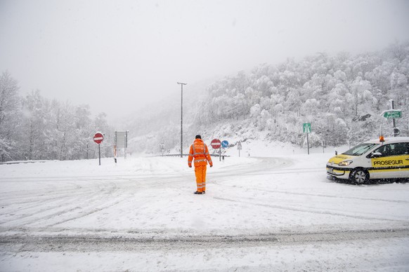 Der Monte Ceneri Pass wird wegen zu starkem Schnellfall geschlossen und Fahrzeuge umgeleitet, am Freitag, 4. Dezember 2020, bei Rivera. Das Tessin ist am Freitagmorgen unter einer Schneedecke aufgewac ...