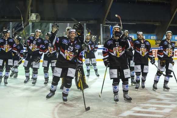 Ajoies Spieler jubeln nach dem Sieg im Swiss Ice Hockey Cup Halbfinale zwischen dem HC Ajoie und dem EHC Biel-Bienne in der Patiniore du Voyeboeuf in Porrentruy am Sonntag, 15. Dezember 2019. (KEYSTON ...