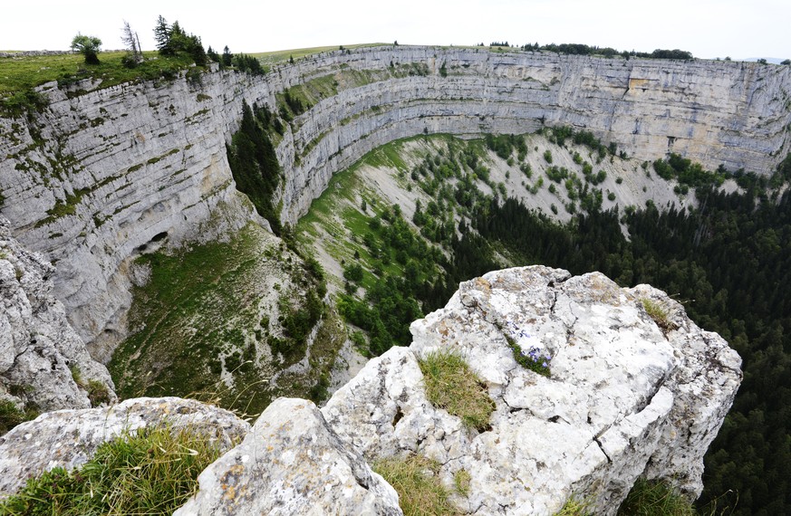 Der Creux du Van, aufgenommen am Samstag, 19. Juli 2014, bei Noiraigue. Der Creux du Van im Schweizer Jura an der Grenze zwischen den Kantonen Neuenburg und Waadt ist etwa 1200 m breit und 500 m tief. ...