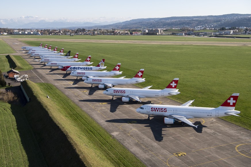 ARCHIVBILD ZUR MELDUNG, DASS DER BUNDESRAT SCHWEIZER AIRLINES MIT 1,3 MILLIARDEN FRANKEN HELFEN WILL - Parked planes of the airline Swiss at the airport in Duebendorf, Switzerland on Monday, 23 March  ...