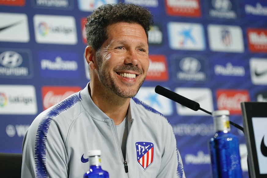 epa07121829 Atletico de Madrid&#039;s head coach Diego Pablo Simeone attends a press conference after a training session in Madrid, Spain, 26 October 2018, on the eve of the Spanish LaLiga soccer matc ...