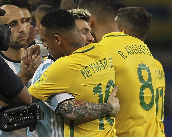 epa05626078 Brazil&#039;s Neymar (R) greets Argentina&#039;s Lionel Messi during the FIFA 2018 World Cup Russia Qualifiers match between Brazil and Argentina at Mineirao stadium in Belo Horizonte, Bra ...