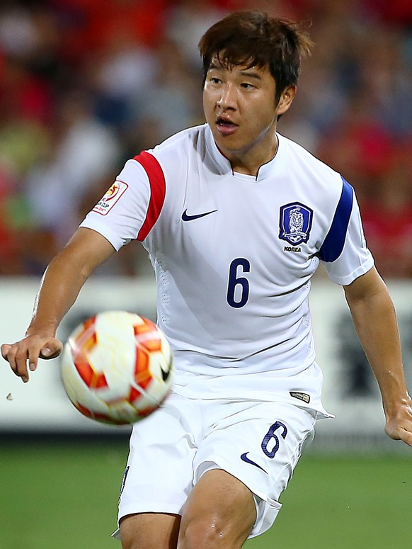 South Korea&#039;s Park Joo Ho runs with the ball during the AFC Asia Cup soccer match between Australia and South Korea in Brisbane, Australia, Saturday, Jan. 17, 2015. (AP Photo/Tertius Pickard)
