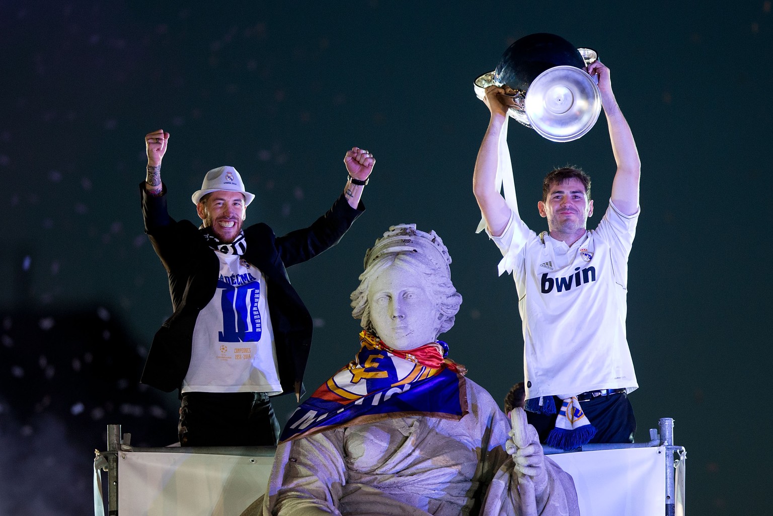 Sergio Ramos und Iker Casillas feiern auf dem Cibeles-Brunnen.