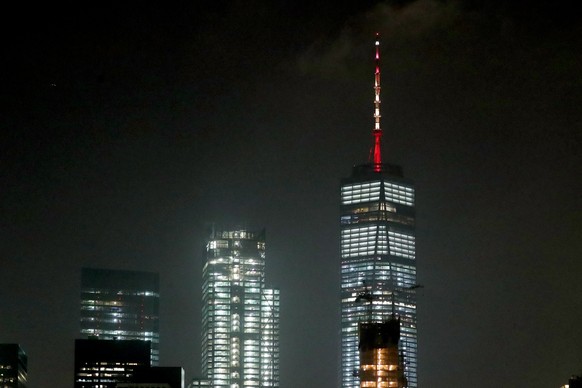 epaselect epa06149297 One World Trade Center&#039;s 408-foot spire is lit in the colors of the Spanish national flag to honor the victims of the vehicle attack in Barcelona; in New York, New York, 17  ...