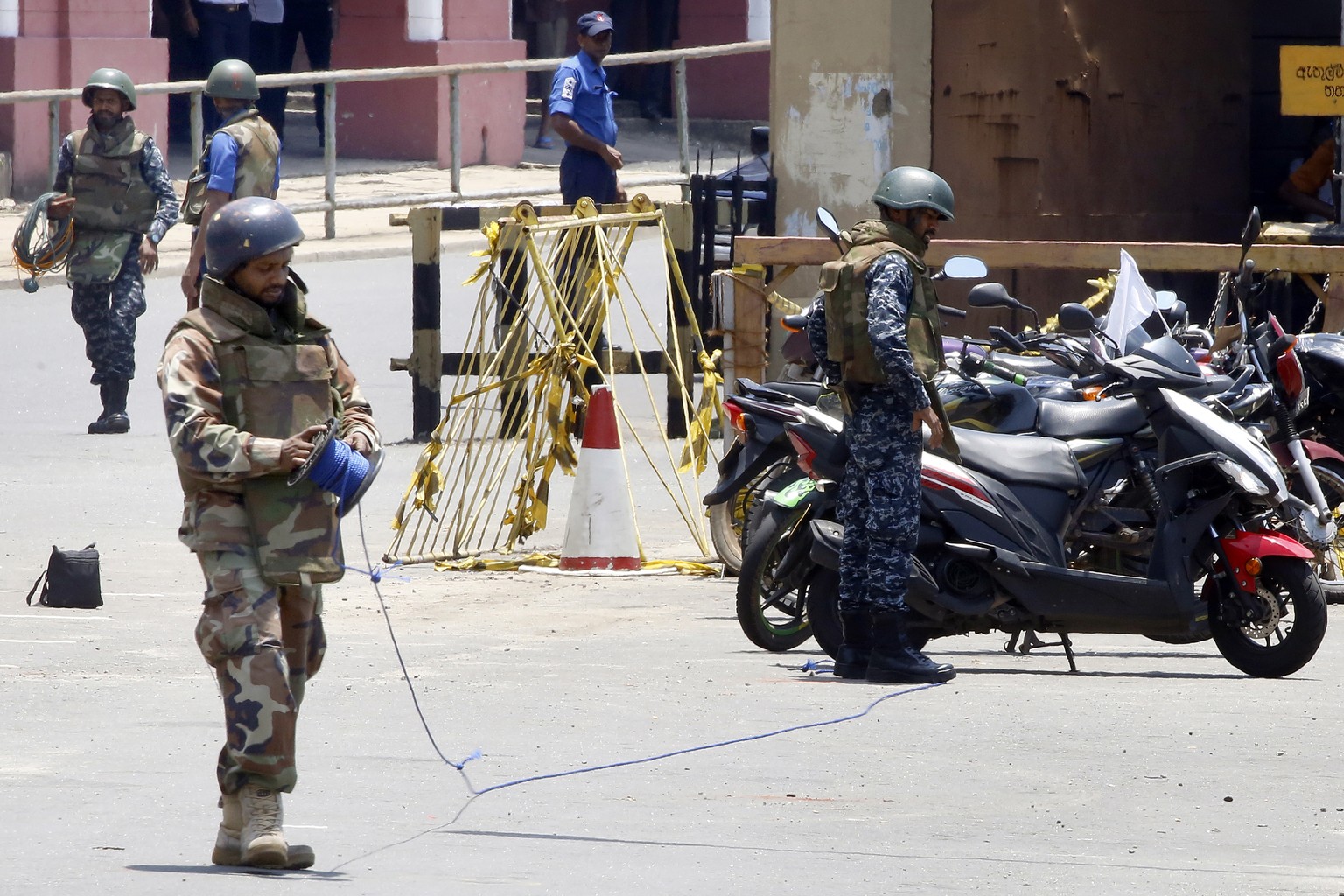 epa07524984 Special forrces prepare to defuse a suspected bomb in fort area in Colombo, Sri Lanka, 24 April 2019. According to police, at least 359 people were killed and hundreds more injured in a co ...